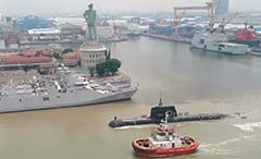 Indonesian Navy officers hosted on submarine HMAS Farncomb